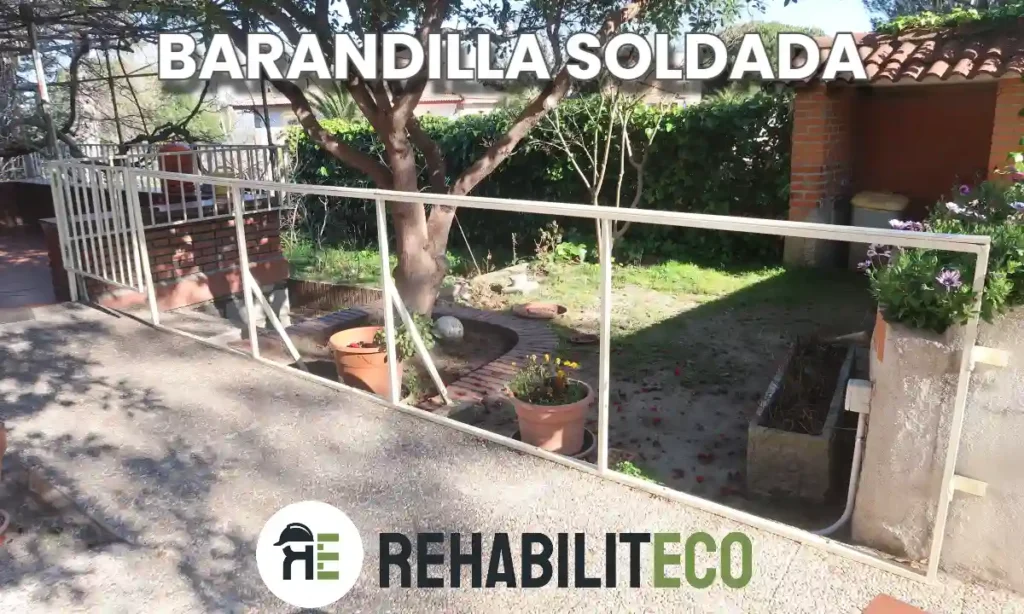 Barandilla soldada blanca instalada en jardín para seguridad de personas mayores fabricada por Rehabiliteco en Arroyomolinos