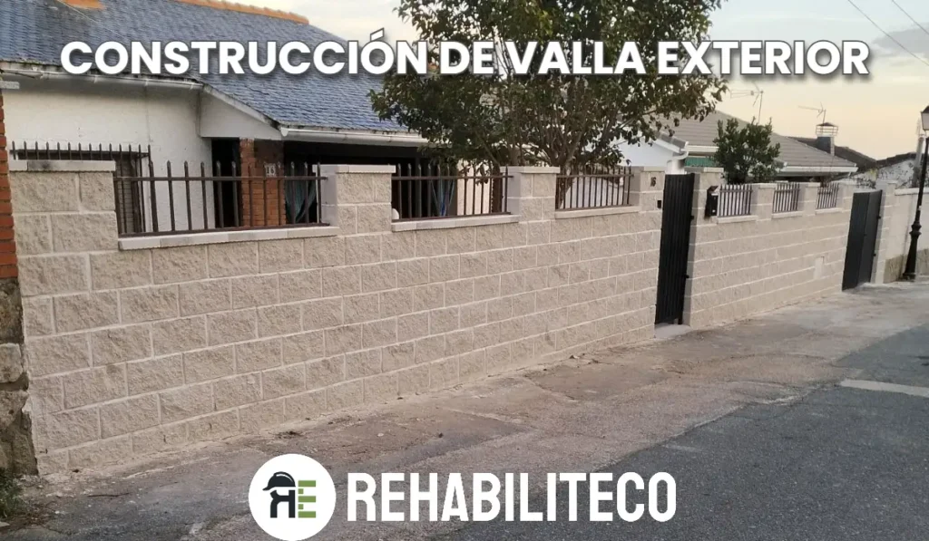Muro exterior terminado de bloques grises con rejas metálicas construido por Rehabiliteco en Boadilla del Monte