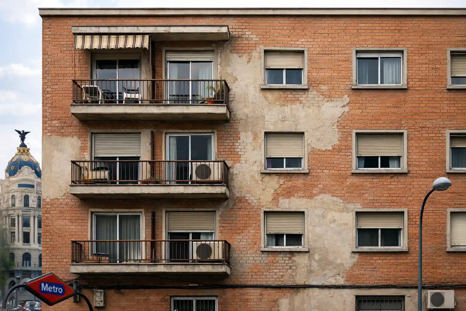 Humedades en casa en pared de vivienda antigua de Madrid
