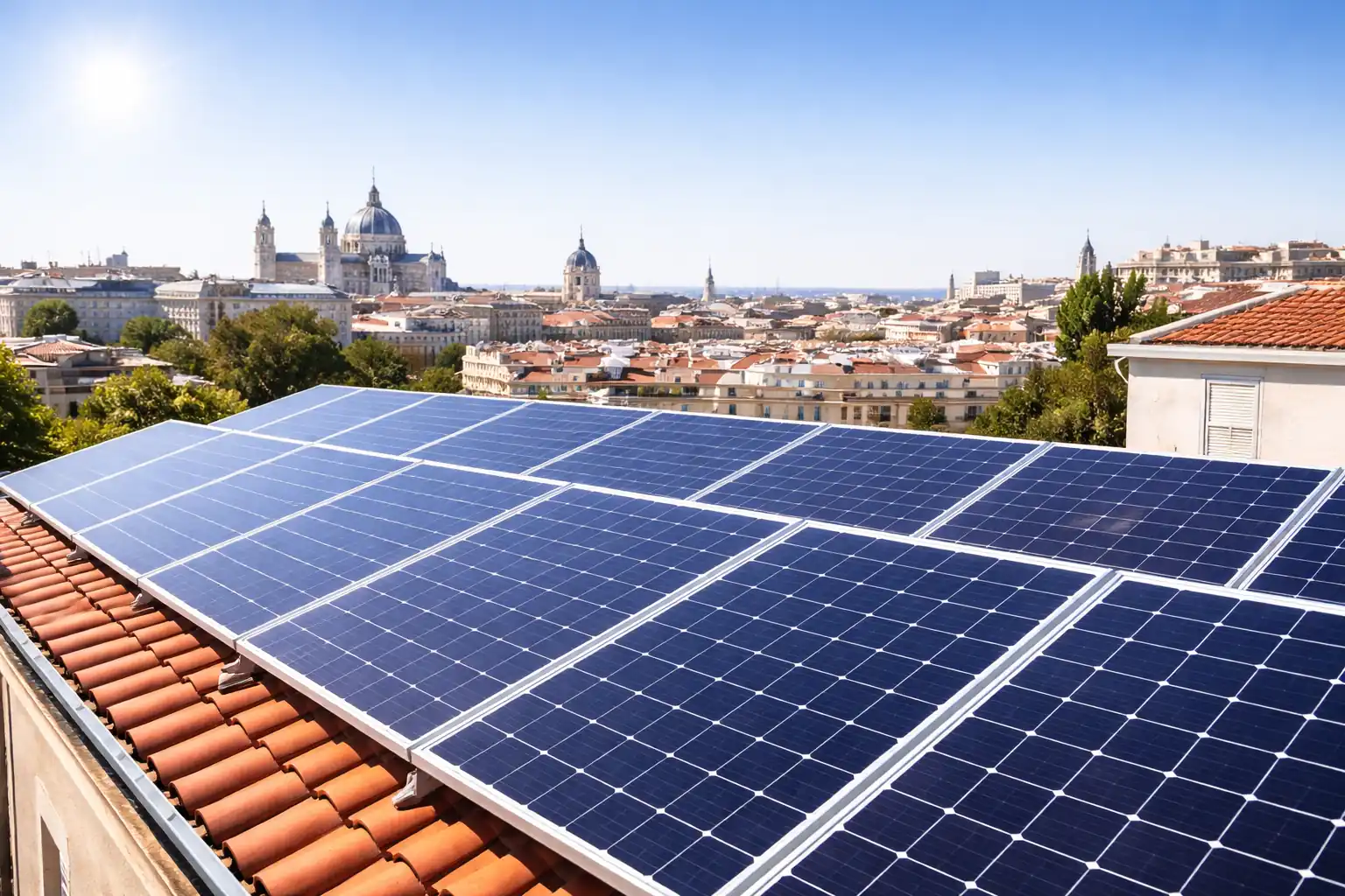 Instalación de placas solares en azotea de edificio en Madrid